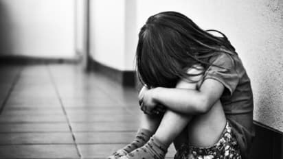 ఇంట్లో ఆడుకుంటున్న రెండున్నరేళ్ల చిన్నారిపై అత్యాచారం.. యువకుడికి దేహశుద్ధి.. 