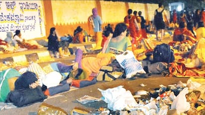 ಅಂಗನವಾಡಿ ಕಾರ್ಯಕರ್ತೆಯರ ದಾರುಣ ಸ್ಥಿತಿ: ಕಸದ ರಾಶಿಯಲ್ಲೇ ಊಟ, ನಿದ್ದೆ, ಜೋಗುಳ