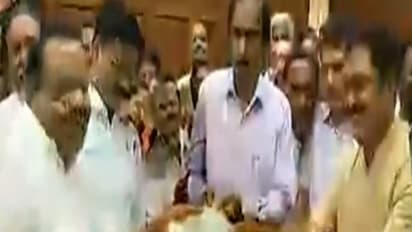 ஆர்.கே.நகர் எம்.எல்.ஏவாக பதவியேற்றார் தினகரன்..!