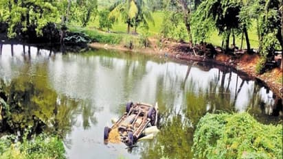 நள்ளிரவில் சோகம்: கட்டுப்பாட்டை இழந்த கார் குட்டைக்குள் பாய்ந்ததில் ஒருவர் பலி; நால்வர் காயம்…