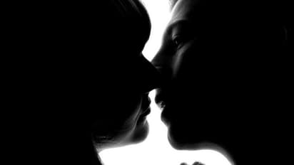 Scientists have finally decoded why we lean right when we kiss