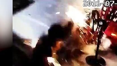 വീട്ടിനുള്ളിലേക്ക് കാര് ഇടിച്ചുകയറി; കുട്ടി അദ്ഭുതകരമായി രക്ഷപ്പെട്ടു