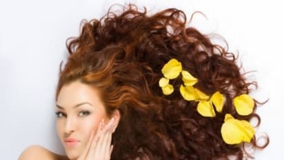 கறுகறுவென நீளமான முடி வேண்டுமா? இருக்கவே இருக்கு வேப்பிலை குளியல்…