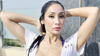 കൂടെ കിടക്കാന് ക്ഷണിച്ച യുവാവിന് സോഫിയ ഹയാത്തിന്റെ കിടിലന് മറുപടി