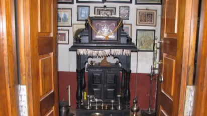 పూజ గది ఫోటో షేర్ చేశాడు.. అక్కడ వోడ్కా బాటిల్ ఉండటంతో..!