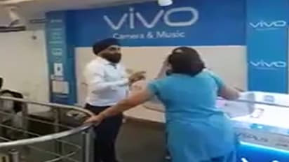 (ವಿಡಿಯೋ)ಮೊಬೈಲ್ ಸ್ಟೋರ್'ನಲ್ಲಿ ಮಹಿಳೆಯರ ರೌದ್ರಾವತಾರ: ಸಿಬ್ಬಂದಿಗೆ ಚಪ್ಪಲಿ ಏಟು!