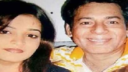 Jailed Abu Salem having fun with his wife?