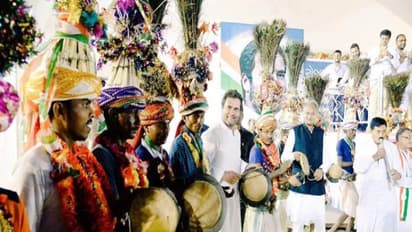 பழங்குடியின மக்களுடன் நடனமாடிய ராகுல் காந்தி !! இசைக் கருவியை வாசித்து அசத்தல் !!!