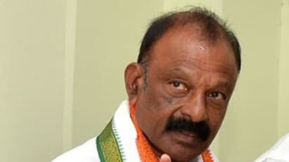 జగన్ పై దాడిపై కాంగ్రెస్ నాయకులు ఎవరెవరు ఏమన్నారంటే...