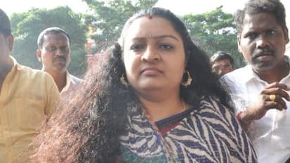 வேறு யாருக்கோ சிலை வைத்து விட்டு அத்தையின் (ஜெ.) சிலை என்கிறார்கள்....! ஜெ.தீபா