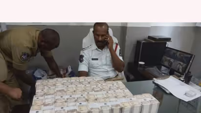 హైదరాబాద్ పోలీసుల తనిఖీల్లో పట్టుబడ్డ కరెన్సీ నోట్ల సంచులు