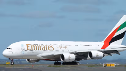 പുറപ്പെടാനൊരുങ്ങവെ വിമാനത്തിനുള്ളില് പുക; ദുബൈയിലേക്കുള്ള വിമാനത്തില് നിന്ന് യാത്രക്കാരെ പുറത്തിറക്കി