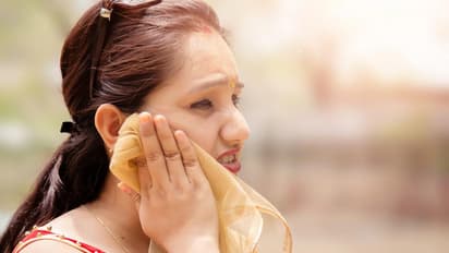 অস্বাভাবিক মাত্রায় ঘাম হয়! অস্বস্তি কমাতে কী করবেন