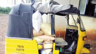 கேரளாவுக்கு கடத்தப்பட்ட தமிழ்நாட்டு ரேசன் அரிசிகள்; இந்தமுறை 500 கிலோ; வழக்கம்போல கடத்தியவர் எஸ்கேப்...