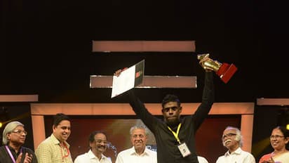 വിമതശബ്ദങ്ങള് അടിച്ചമര്ത്തപ്പെടുന്ന കാലത്ത് കലാകാരന്മാര് ഉറച്ച ശബ്ദമുള്ളവരാകണമെന്ന് മുഖ്യമന്ത്രി