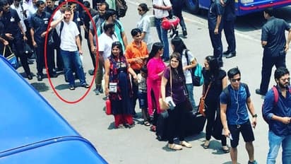 தலைவரான பின்பும், விமானத்தில் ஏற வரிசையில் நின்ற ராகுல்... சமூக வலைதளங்களில் ‘வைரலாக’ பரவும் புகைப்படம்...