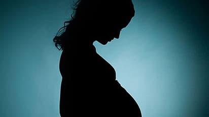 ബംഗാളി യുവതി ആലപ്പുഴയില്‍  നടുറോഡിൽ  പ്രസവിച്ചു