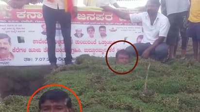 ಮಂಡ್ಯಕ್ಕೆ ನೀರು ಬೇಕು: ಕುತ್ತಿಗೆಯವರೆಗೂ ಮಣ್ಣಿನಲ್ಲಿ ತಲೆ ಹೂತು ರಾಜ್ಯ ಸರಕಾರದ ವಿರುದ್ಧ ಕಜವೇ ಸದಸ್ಯರ ಪ್ರತಿಭಟನೆ