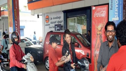 “வண்டி டேங்கை நீங்க நிரப்புங்க”… “உங்க வயிறை நாங்க பார்த்துக்கிறோம்”....பெட்ரோல் போட வருபவர்களுக்கு இலவச உணவு