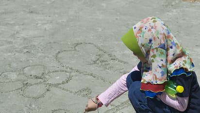 കത്തിമുന പോലെ പിന്തുടരുന്ന മുഖമായിരുന്നു  ജീവിതത്തിലുടനീളം അയാള്‍!