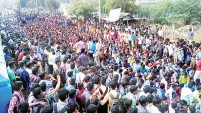 கட்டண உயர்வை திரும்ப பெறக்கோரி மாணவர்கள் 2-வது நாளாக சாலை மறியல்...