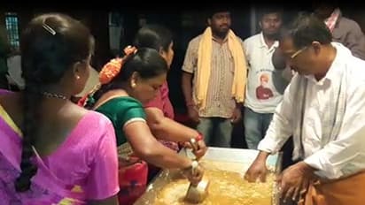 ದೇವಸ್ಥಾನದಲ್ಲಿ ಪ್ರಸಾದಕ್ಕೂ ತತ್ವಾರ! ಹಳಸಿದ ಅನ್ನ ಸಾಂಬರ್ ವಿತರಣೆ