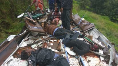 கிடு..கிடு பள்ளத்தில் கவிழ்ந்த அரசுப் பேருந்து !! சுக்கு நூறாக உடைந்து நொறுங்கியது… 6 பேர் பரிதாப மரணம்….