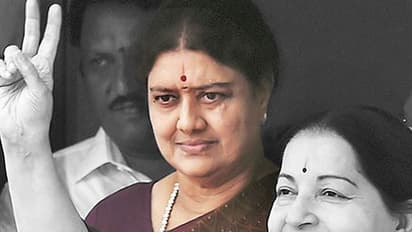 జయలలిత మృతిపై విచారణ జరపాల్సిందే.. శశికళపై బాంబు పేల్చిన ఆరుముగసామి కమిషన్ రిపోర్ట్