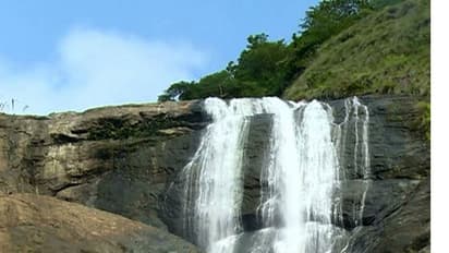 ప్రాణం తీసిన సెల్ఫీ మోజు: జలపాతంలో కొట్టుకుపోయిన యువతి