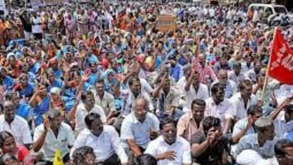 நீதிமன்ற தடையை மீறி வீரியமாக களமிறங்கியுள்ள அரசு ஊழியர்கள் !!  தமிழகம் முழுவதும் 2 ஆவது நாளாக தொடரும் போராட்டம் !!!