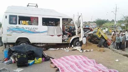 కడప దగ్గిర ఘోర ప్రమాదం: ఐదుగురు యాత్రికులు మృతి