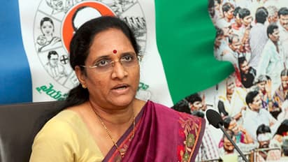 మహిళా కమిషన్ సెమినార్ వద్ద టీడీపీ, జనసేన ఆందోళన: విజయవాడలో ఉద్రిక్తత