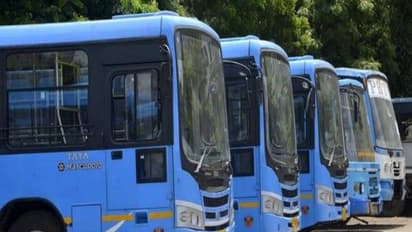 நள்ளிரவில் திடீரென பேருந்து கட்டணத்தை உயர்த்திய அரசு…. குறைந்த பட்சம் 2 ரூபாயும் அதிக பட்சம் 4 ரூபாயும் அதிகரிப்பு…. பொது மக்கள் அதிர்ச்சி !!