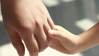 കണ്ണുകാണാത്ത അച്ഛനു വഴികാട്ടുന്നു ഈ അഞ്ചു വയസ്സുകാരി