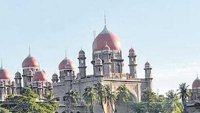 # RTC strike తెలంగాణ హైకోర్టు వద్ద ఉద్రిక్తత.. లాయర్పై తిరగబడ్డ ఆర్టీసీ కార్మికులు