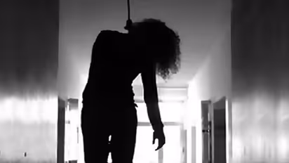 2 ದಿನದಿಂದ ಮನೆಯಲ್ಲಿಯೇ ನೇತಾಡುತ್ತಿದೆ ಮಹಿಳೆ ಶವ ..!