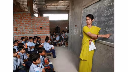 അധ്യാപികമാര്ക്ക് ആശ്വാസം; സാരിമാത്രമേ ധരിക്കാവൂ എന്ന് നിര്ബന്ധിക്കരുതെന്ന് സര്ക്കുലര്