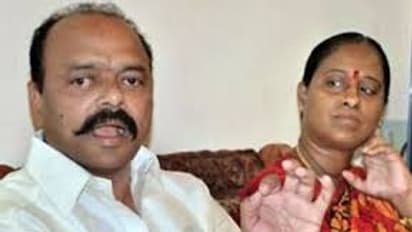 కొండా సురేఖ దంపతులకు వైఎస్ షర్మిల పిలుపు: కొండా మురళి సంచలన వ్యాఖ్య