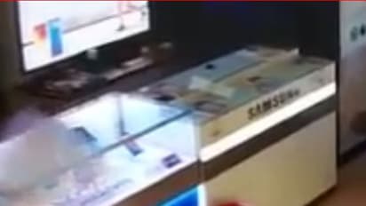 (Video) ಮಂಡ್ಯದ ಶೋರೂಮ್'ನಲ್ಲೇ ಬ್ಲ್ಯಾಸ್ಟ್ ಆದ ಮೊಬೈಲ್