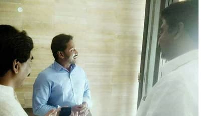 Lagadapati Rajagopal meets YS Jagan at Lotus Pond residence