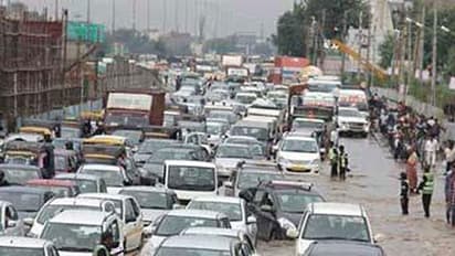 రెండు గంటలుగా దంచికొడుతోన్న వర్షం.. రోడ్లపైకి భారీగా వరద నీరు, హైదరాబాద్‌కు హైఅలర్ట్