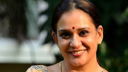 നിഷ ജോസിന്റെ പുസ്തകത്തിലെ 'തീവണ്ടി ചെകുത്താന്'മാരെ കുറിച്ച് മാലാ പാര്വ്വതി