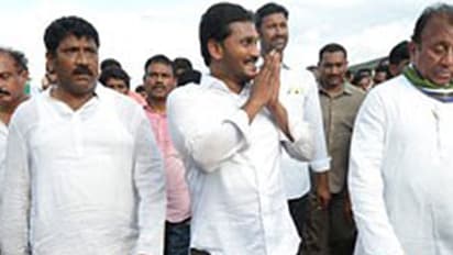 పాదయాత్రలో అపశృతి