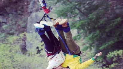 'தளபதி' ஸ்டைலில் பங்கிஜம்ப் செய்து அசத்திய ஜோடி!