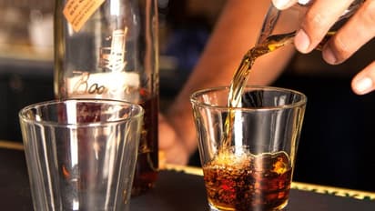 இனி மது வாங்க பாருக்கு போகவேண்டாம்....வீட்லயே "பார்" வச்சிக்கலாம்...! வெறும் ரூ.20,000 இல்..!