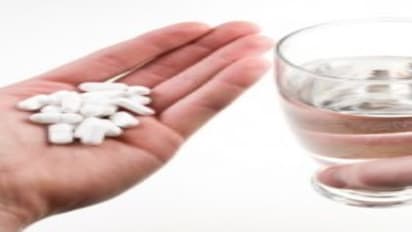 போலீசார் பிரித்த என் காதலனை என்னிடம் சேர்த்து வையுங்கள் – தூக்கு மாத்திரை சாப்பிட்டு தற்கொலைக்கு முயன்ற காதலி…