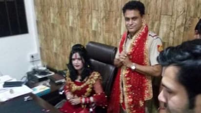 இன்ஸ்பெக்டர் நாற்காலியில் பெண் சாமியார் ராதே மா - போலீசார் மீது விசாரணை நடத்த உத்தரவு...