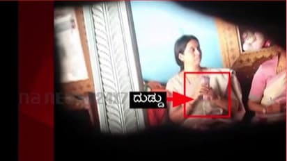 (ವಿಡಿಯೊ)ಚುನಾವಣೆ ಪ್ರಚಾರದಲ್ಲಿ ಲಕ್ಷ್ಮಿ ಹೆಬ್ಬಾಳ್ಕರ್ ವಿರುದ್ಧ ಹಣ ಹಂಚಿಕೆ ಆರೋಪ ?