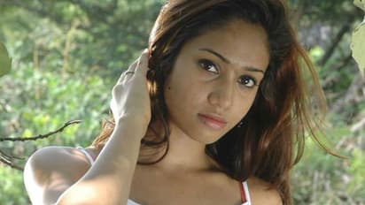 മാട്രിമോണിയലില് പരസ്യം നല്കി യുവാക്കളില് നിന്ന് ലക്ഷങ്ങള് തട്ടിയ യുവനടി അറസ്റ്റില്