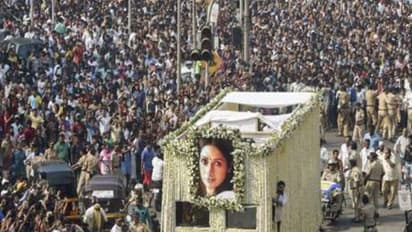 শ্রীদেবীর শ্রাদ্ধানুষ্ঠানে বেসামাল জনগণ, ভিড় সামলাতে গিয়ে রাগে কান্নায় ভেঙে পড়লেন সোনম